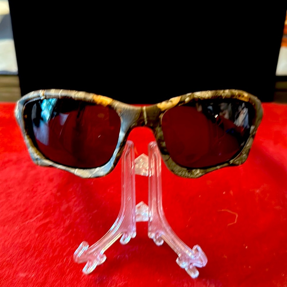 Men’s camouflage fashion sunglasses. Great style and fit. Brand new